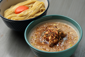 大阪下町グルメの代表格「どて焼き」をアレンジ！ 「麺房 鶏くらふと」による濃厚なオリジナルつけ麺が登場 クッキング！