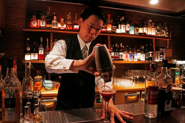 カクテルを作る小林さん