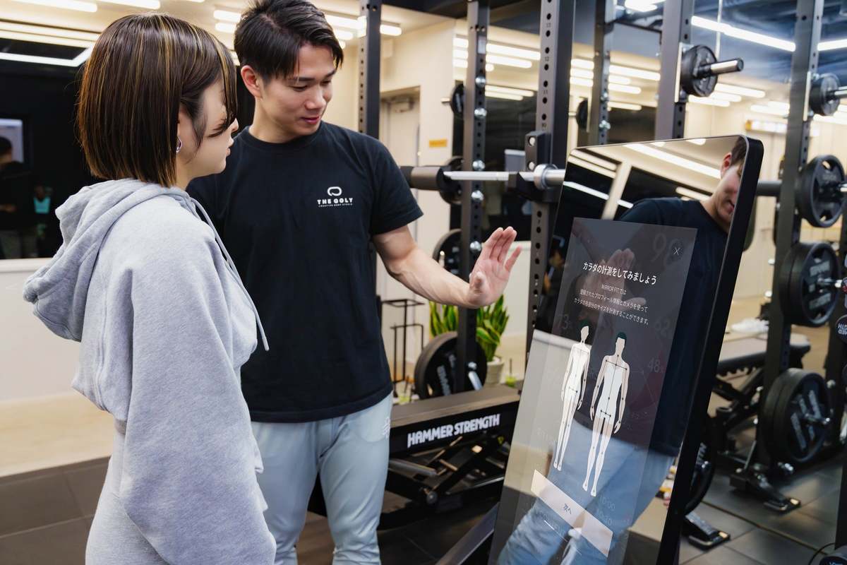 スマートミラー「MIRROR FIT.」、姿勢の歪み具合を可視化して改善する