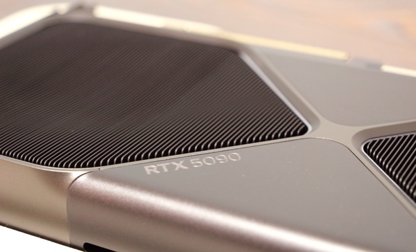 GeForce RTX 5090 Founders Edition開封の儀、12V-2x6変換ケーブルは6＋2ピンが4系統