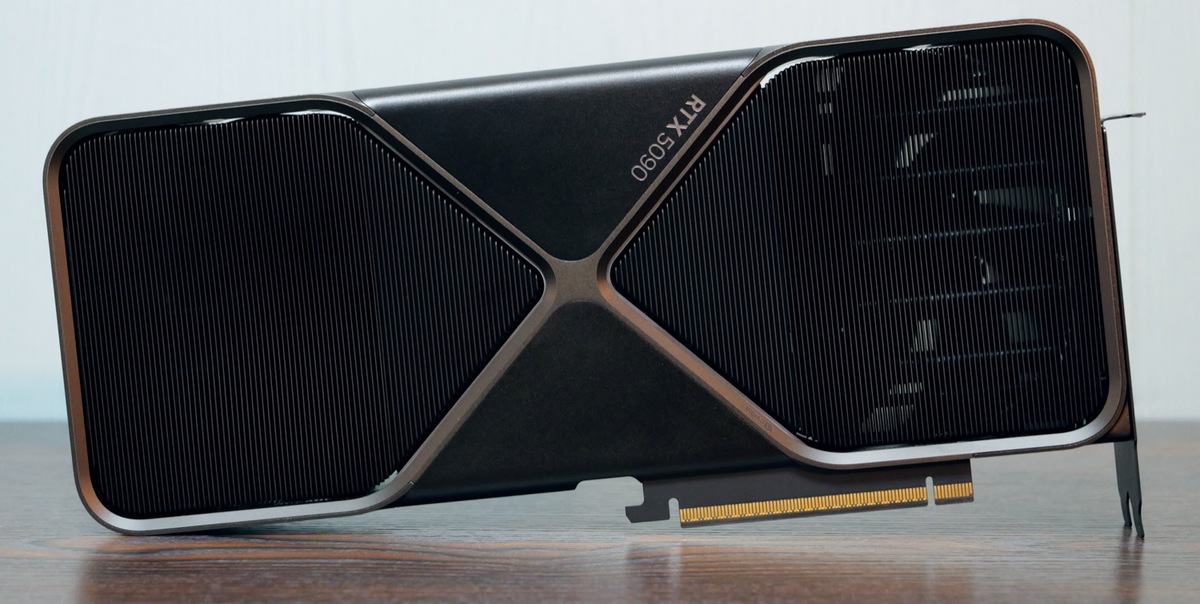 GeForce RTX 5090 Founders Edition開封の儀、12V-2x6変換ケーブルは6＋2ピンが4系統