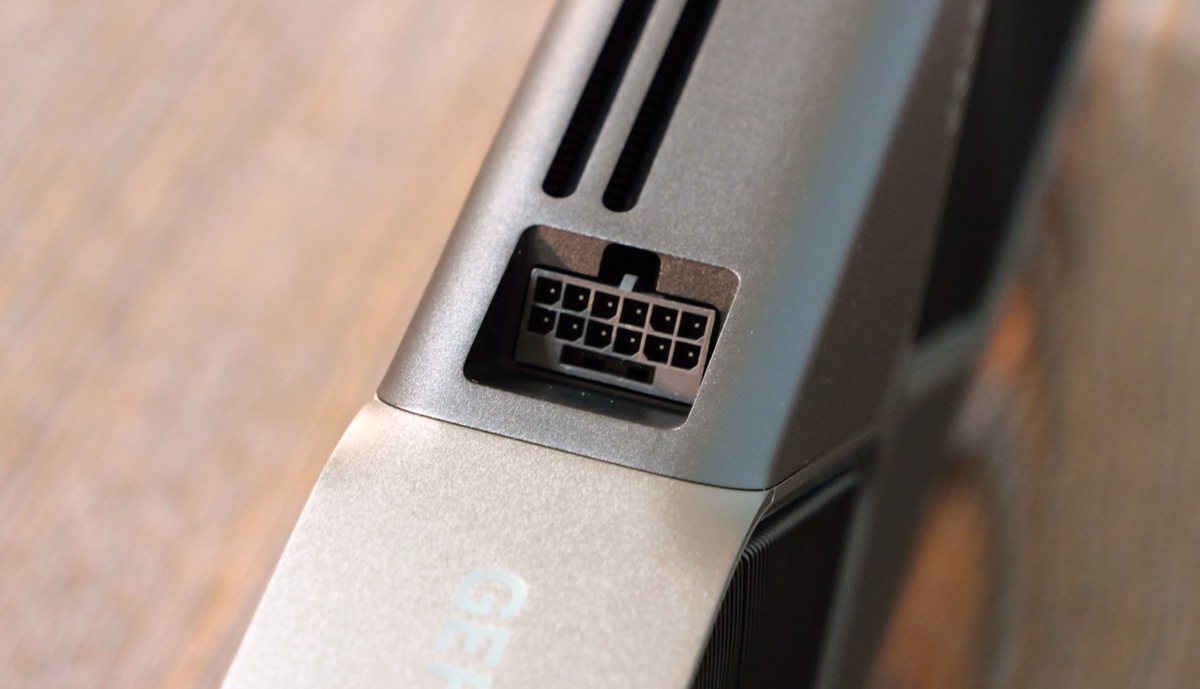 GeForce RTX 5090 Founders Edition開封の儀、12V-2x6変換ケーブルは6＋2ピンが4系統