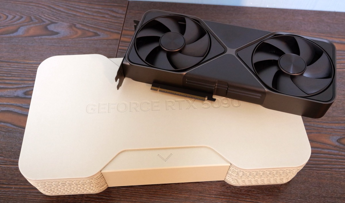 GeForce RTX 5090 Founders Edition開封の儀、12V-2x6変換ケーブルは6＋2ピンが4系統