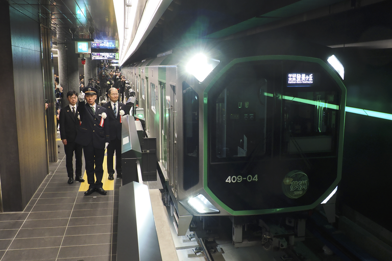 夢洲駅を出発する一番列車