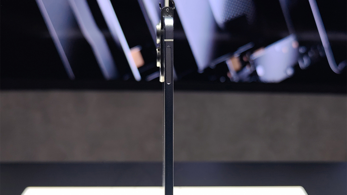 ASCII.jp：めちゃ薄っ！ 「Galaxy S25 Edge」のサプライズ登場に大歓喜