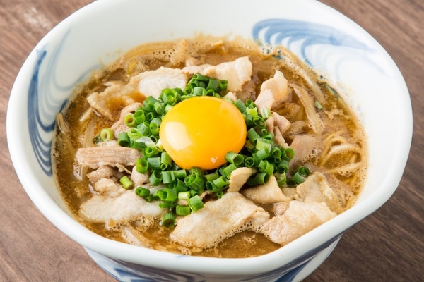 甘辛い豚バラ肉がこんもり！グランプリ店「我流麺舞 飛燕」のヤンチャ感満点な特別メニュー