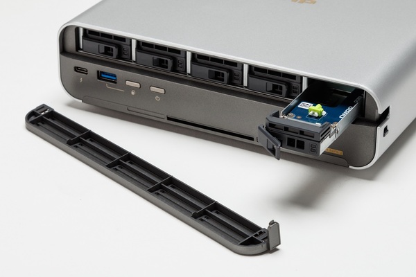 35万円超NAS、Thunberbolt 4&10GbEでPCとつないだら神速すぎ! 18.2GBを7秒でコピー