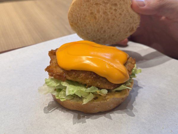 「チーズにおぼれるフィレバーガー」