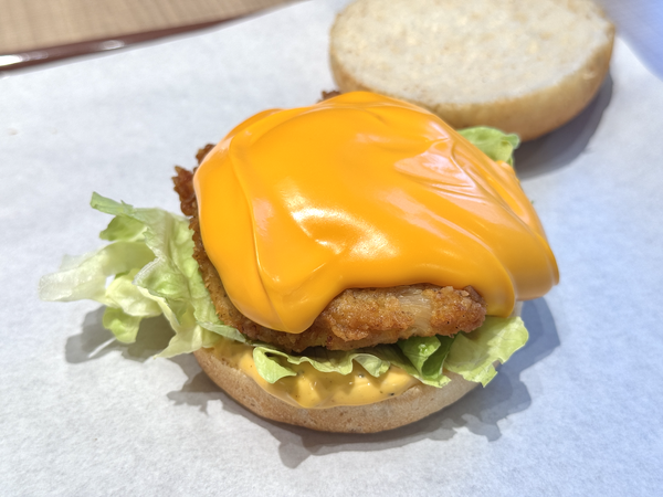 「チーズにおぼれるフィレバーガー」