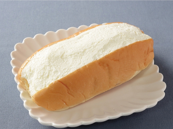 ローソン「盛りすぎ！クリームロール」