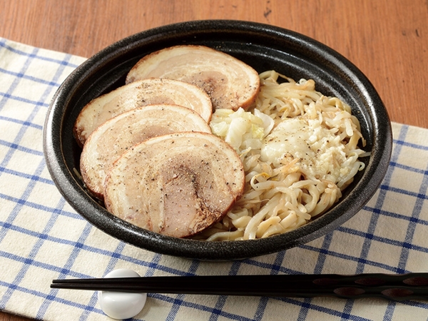 ローソン「盛りすぎ！満腹濃厚豚ラーメン」