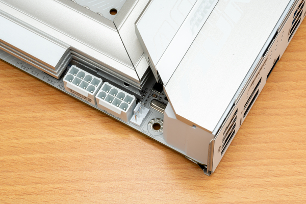 Windows10♠美品❥白色BIBLO❥メモリ4G❥大容量320G❥テンキ付き ASCII.jp：美しい白＆銀カラーのGIGABYTE B860マザーボードは