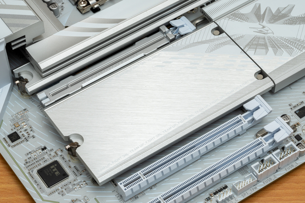 ASCII.jp：美しい白＆銀カラーのGIGABYTE B860マザーボードは