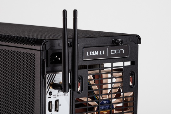 木材×スチールが激渋! Ryzen 7 9800X3Dも選べる容積26.3L&全高306mmのミニゲーミングPC