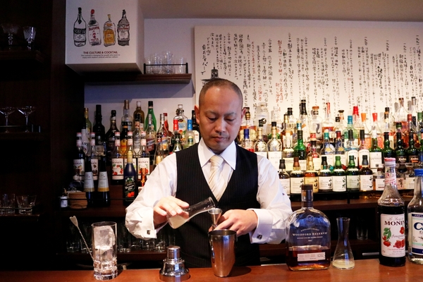 カクテルを作る石川さん