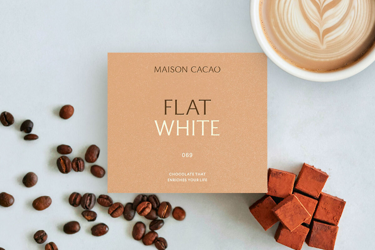 「メゾンカカオ」の「アロマ生チョコレートFLAT WHITE」