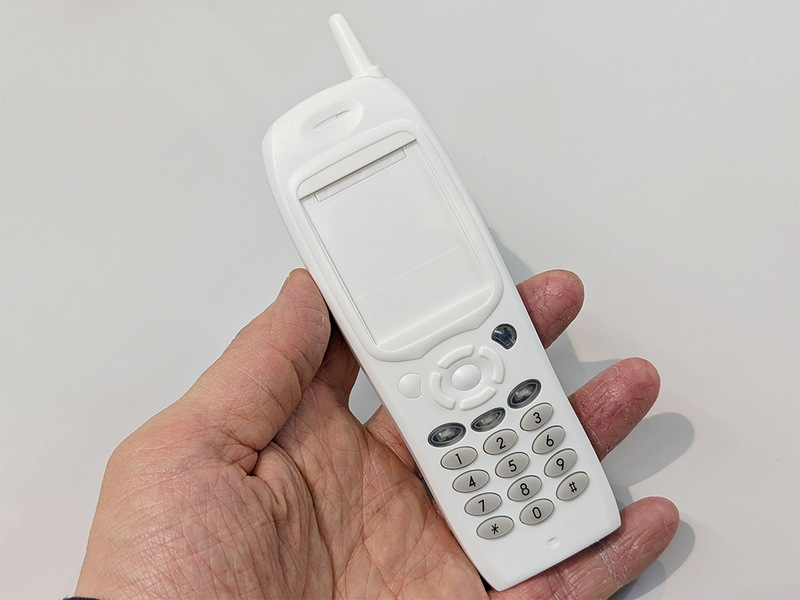 小学館の学習雑誌に懐かしの携帯電話「ドコモ F503i」が付録！ 「小学8