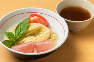 栃木産トマトの旨味が決め手！ 佐野ラーメンと昆布水つけ麺を融合させた「青竹手打ち佐野ラーメン 加州屋」の斬新な一杯 クッキング！