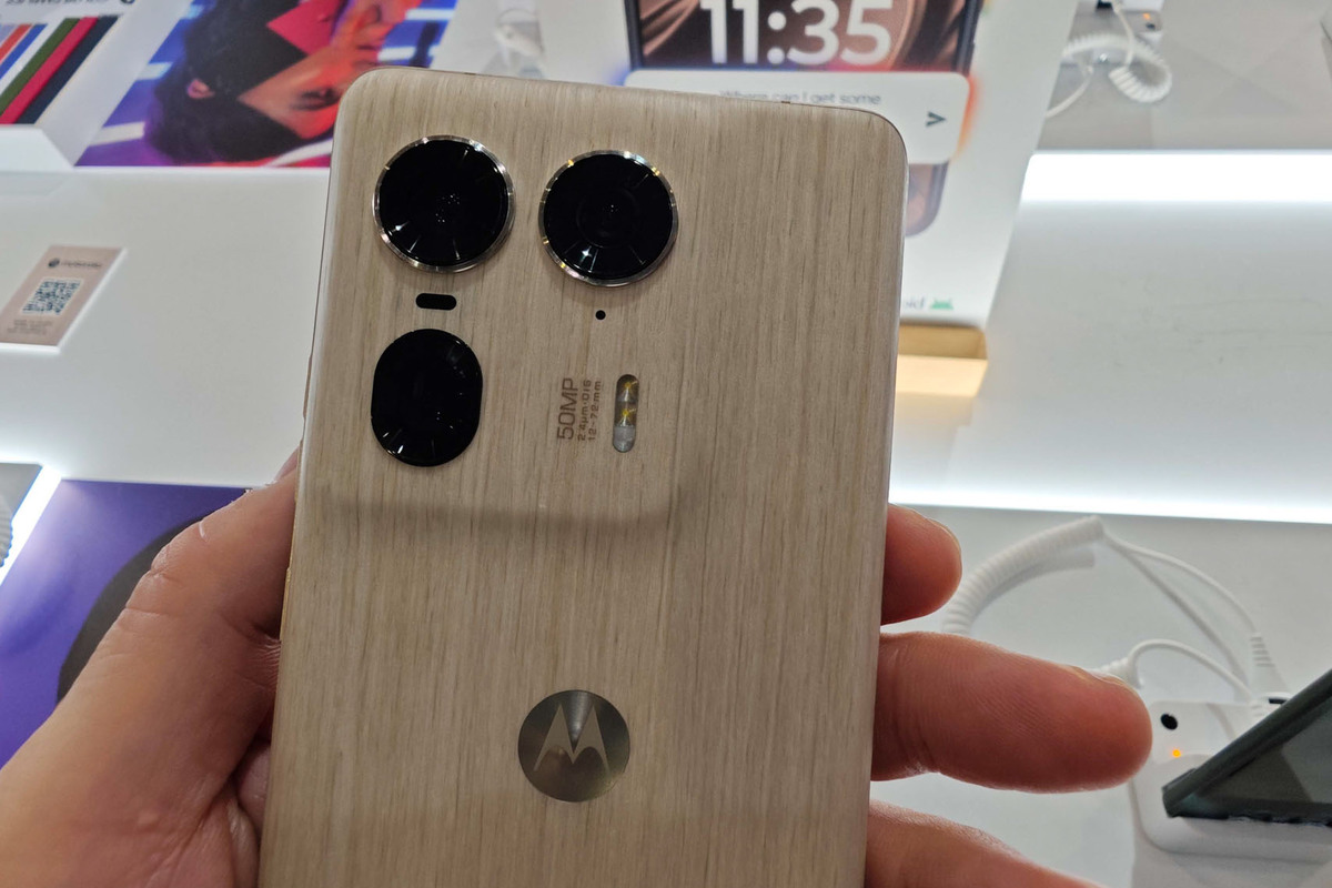 ASCII.jp：MWCのレノボブースは、モトローラスマホに折りたたみ画面