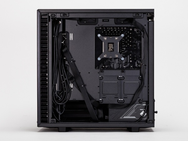 本当に電源入ってるの？ Core Ultra 9をファンレスで運用できるほぼ無音のゲーミングPC