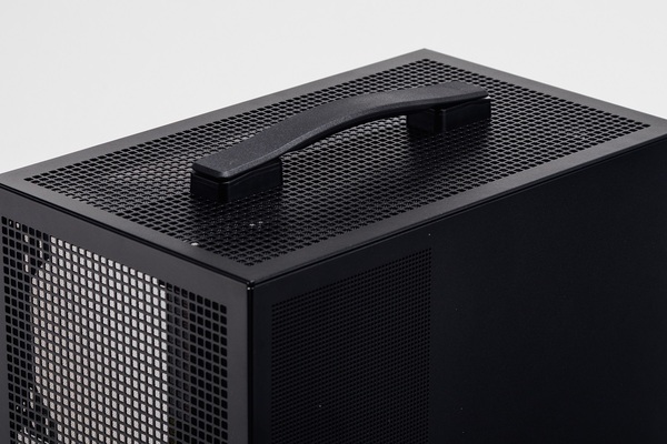 超レアなハンドル付き小型ゲーミングPC、正面に置きたくなるユニークな見た目だけど実力派