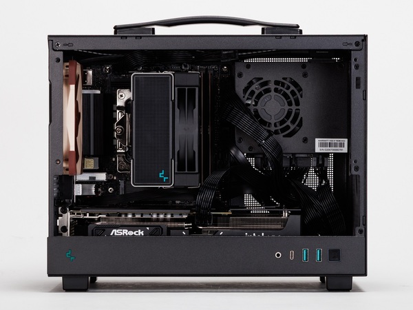 超レアなハンドル付き小型ゲーミングPC、正面に置きたくなるユニークな見た目だけど実力派