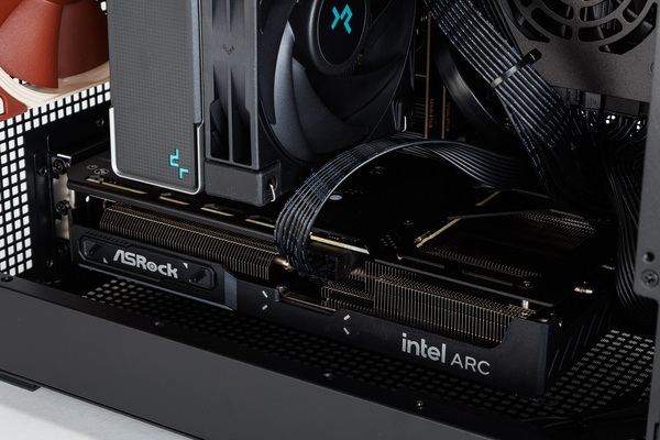 超レアなハンドル付き小型ゲーミングPC、正面に置きたくなるユニークな見た目だけど実力派