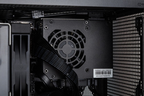 超レアなハンドル付き小型ゲーミングPC、正面に置きたくなるユニークな見た目だけど実力派