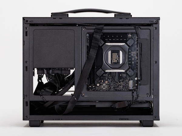 超レアなハンドル付き小型ゲーミングPC、正面に置きたくなるユニークな見た目だけど実力派