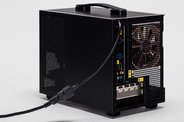 超レアなハンドル付き小型ゲーミングPC、正面に置きたくなるユニークな見た目だけど実力派