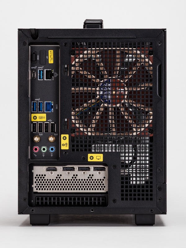 超レアなハンドル付き小型ゲーミングPC、正面に置きたくなるユニークな