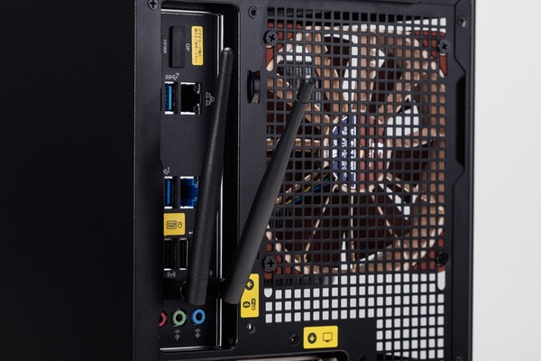 超レアなハンドル付き小型ゲーミングPC、正面に置きたくなるユニークな見た目だけど実力派