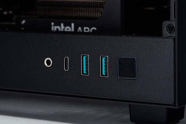 超レアなハンドル付き小型ゲーミングPC、正面に置きたくなるユニークな見た目だけど実力派