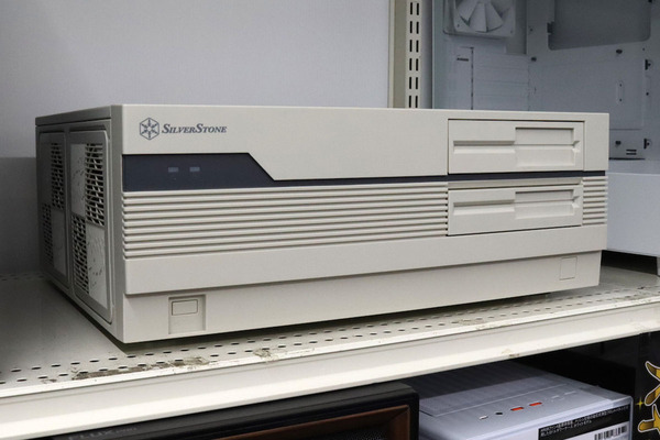 こ、これは、往年の国民機!? レトロなPCケースのこだわりがスゴい