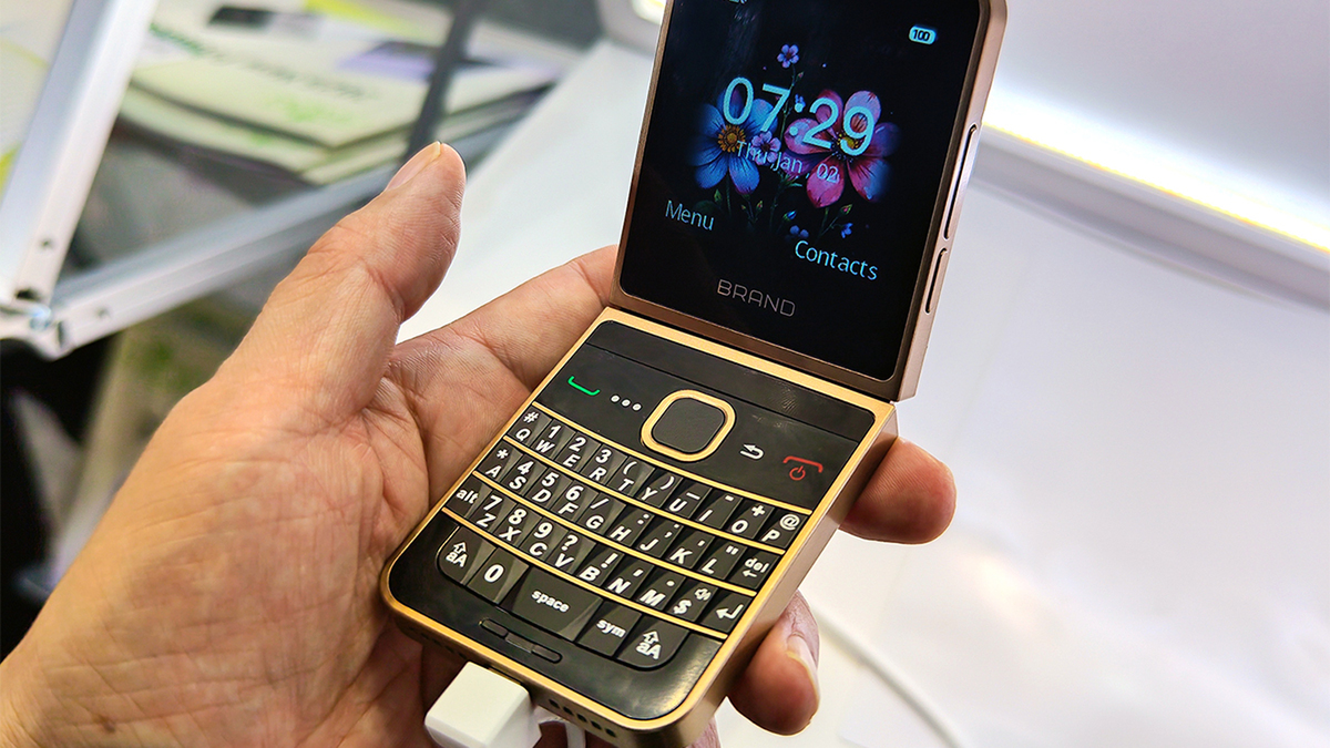 ASCII.jp：香港メーカーのBlackBerry風の折りたたみケータイは