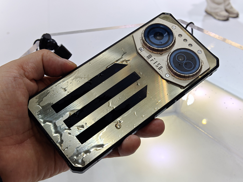 8mm台なのに金属筐体でガチ頑丈！ 2025年は「タフネススマホ」の世界に 