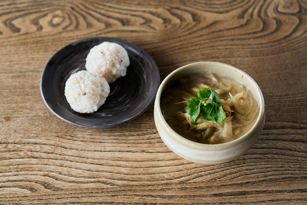 「アナザー・ジャパンカフェ」で提供する「旬野菜の豚汁と雑穀おにぎり」