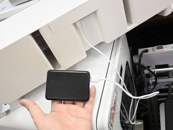 モニタースタンド