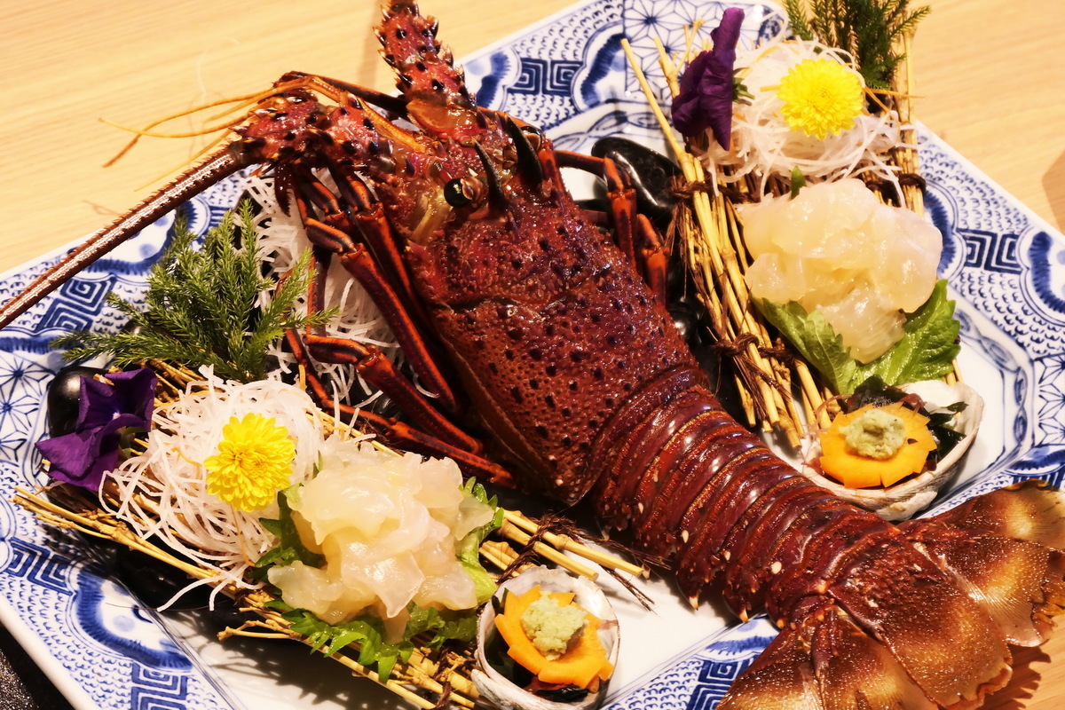 横浜港一望の伊勢海老レストラン「中納言」開店