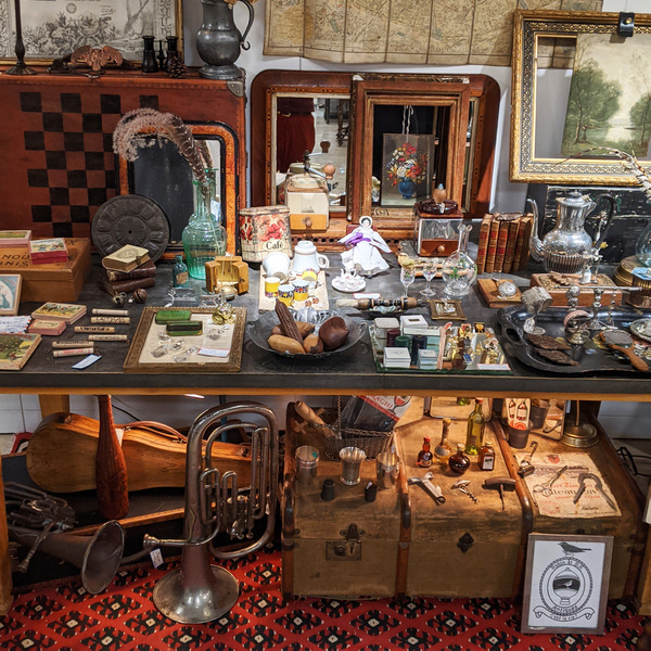 C'est la vie! Robin et B.R. Antiques