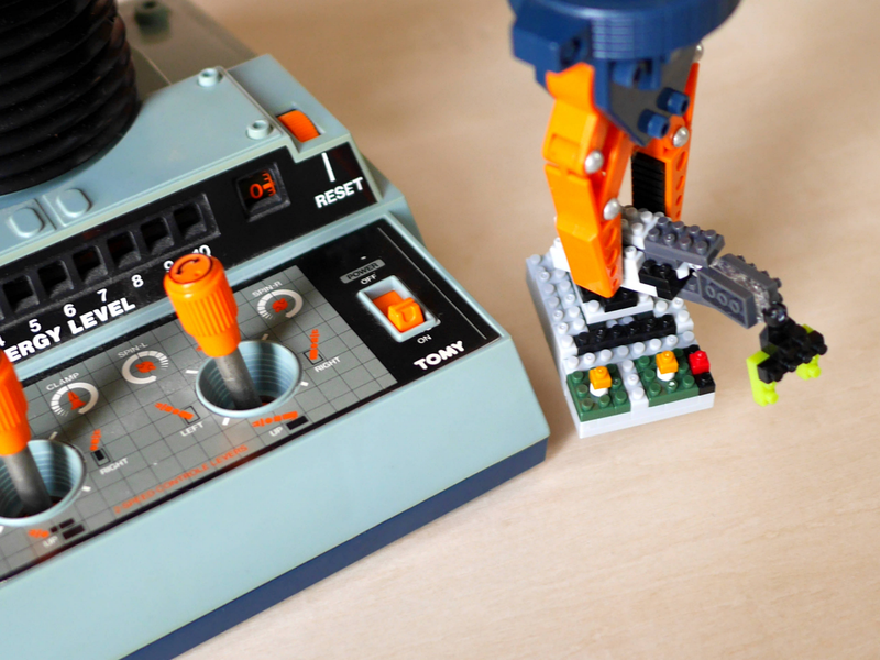 1982年発売のトミーの「アームトロン」とHuggingFaceの「SO-101