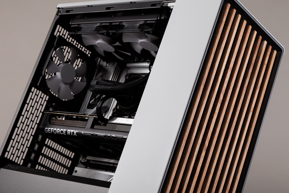 RTX 5070と人気の木材パネルを採用した標準保証2年のプレミアムなBTO PCをねっとりチェック