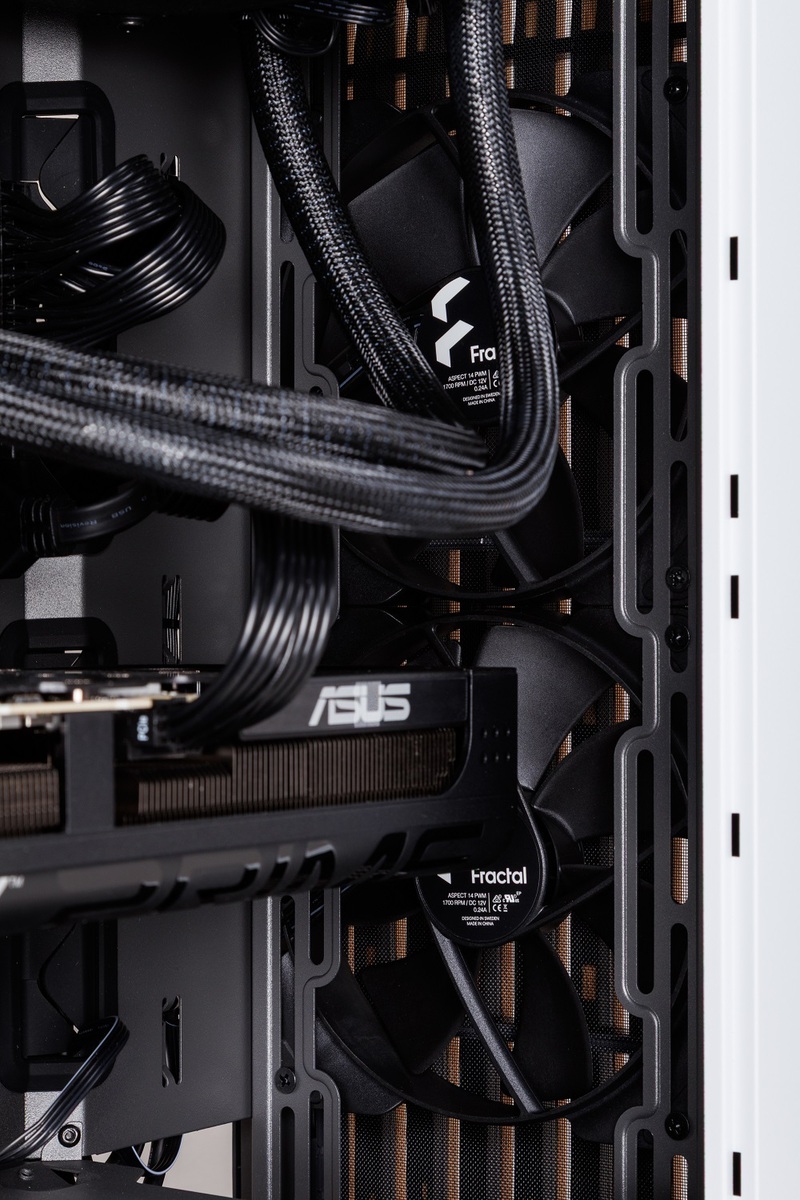 RTX 5070と人気の木材パネルを採用した標準保証2年のプレミアムなBTO PCをねっとりチェック