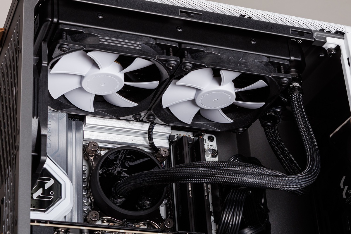 RTX 5070と人気の木材パネルを採用した標準保証2年のプレミアムなBTO PCをねっとりチェック