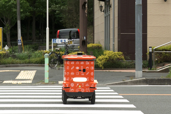 セブンイレブンの商品を自動走行ロボットで配送 信号や横断歩道も自動認識