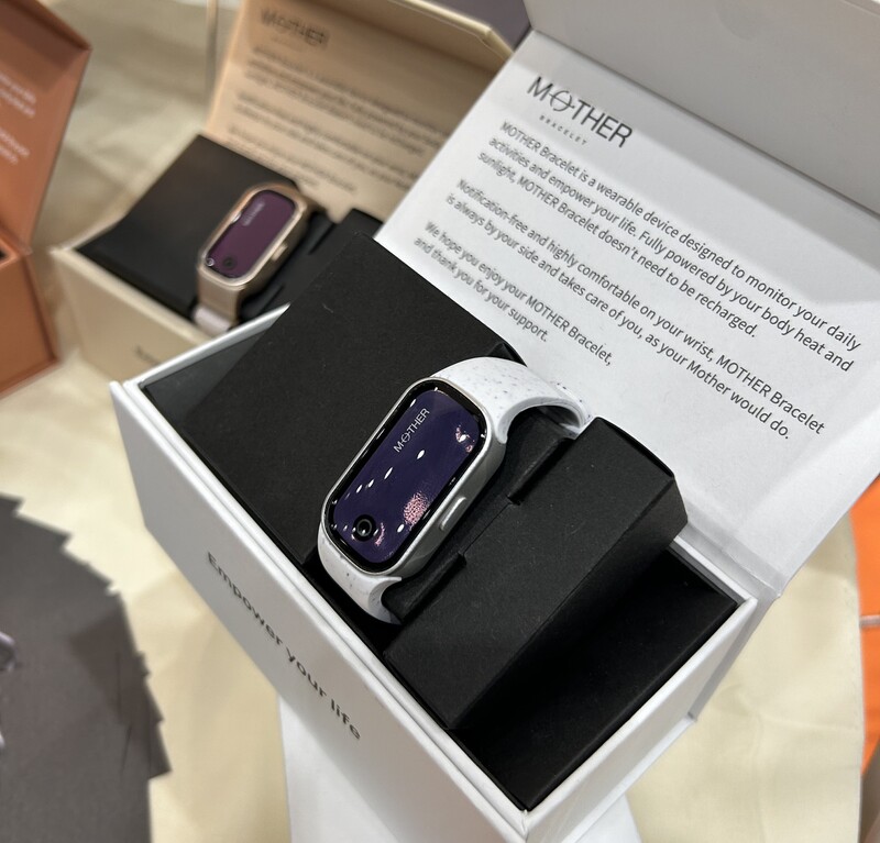 世界初、充電不要”の活動量計「MOTHER Bracelet」 秘密は体温による