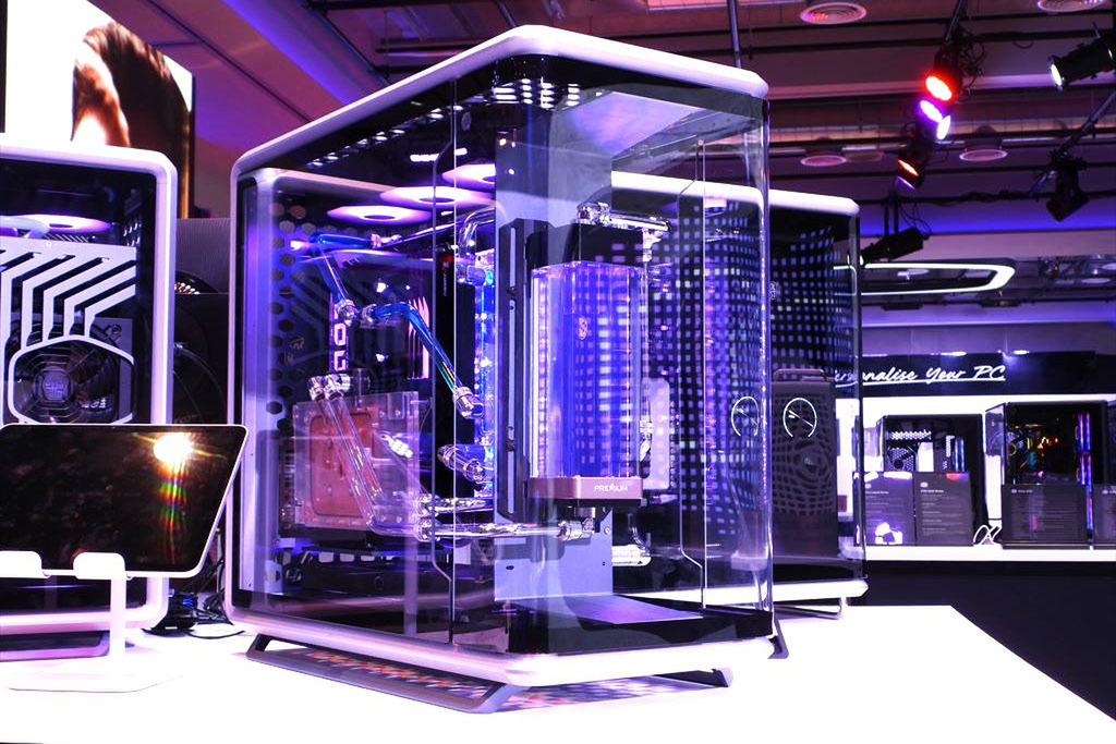 ASCII.jp：まるでショーケース！ 3面ガラス張りのピラーレスPCケースが