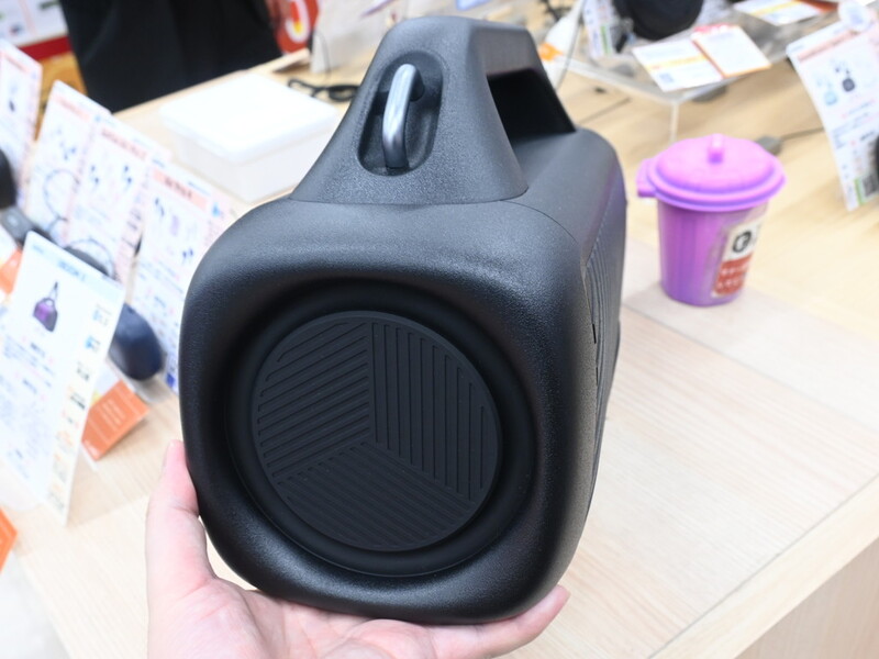 デカすぎる！ 肩がけして持ち運べる巨大なポータブルスピーカー