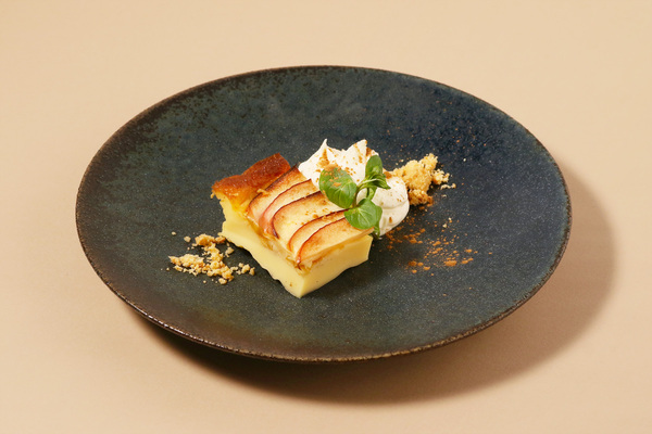 「オランジュリー美術館 オルセー美術館 コレクションより ルノワール×セザンヌ―モダンを拓いた2人の巨匠」展タイアップデザート「セザンヌのりんご　クラフティ　フロマージュクリーム添え」