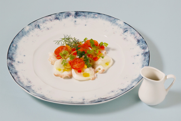 「オランジュリー美術館 オルセー美術館 コレクションより ルノワール×セザンヌ―モダンを拓いた2人の巨匠」展とのコラボメニュー「タコのカルパッチョ　アンショワイヤードソース」